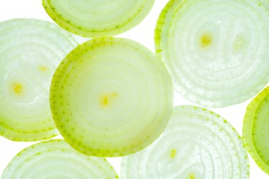 Arkaplanda soğan dilimleri var. Meyve ve sebze arkaplanı koleksiyonu. Doğal yeşil beyaz arkaplan tam kare.