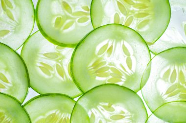 Taze salatalık dilimleri arka planda. Meyve ve sebze arkaplanı koleksiyonu. Tam çerçevede doğal yeşil arkaplan.