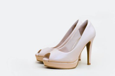 Katalog için topuklu ayakkabılar. Beyaz arka planda zarif yüksek topuklar. Butik katalogları için çekici topuklu resimler.