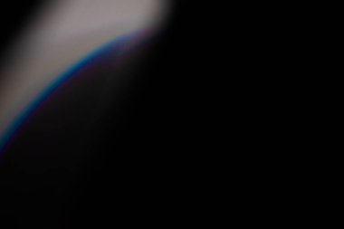 Fotoğraf kaplaması için kristal ışık sızıntısı etkisi. Prizma mercekleri, siyah arka planda parlak, renkli ve büyülü ışıklarla soyut Bokeh 'i aydınlatır..