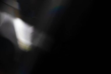 Fotoğraf kaplaması için kristal ışık sızıntısı etkisi. Prizma mercekleri, siyah arka planda parlak, renkli ve büyülü ışıklarla soyut Bokeh 'i aydınlatır..