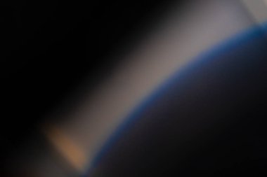 Fotoğraf kaplaması için kristal ışık sızıntısı etkisi. Prizma mercekleri, siyah arka planda parlak, renkli ve büyülü ışıklarla soyut Bokeh 'i aydınlatır..