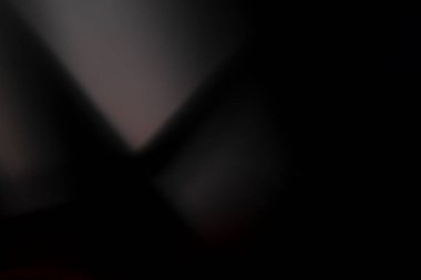 Fotoğraf kaplaması için kristal ışık sızıntısı etkisi. Prizma mercekleri, siyah arka planda parlak, renkli ve büyülü ışıklarla soyut Bokeh 'i aydınlatır..