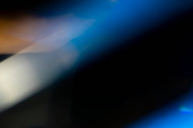 Fotoğraf kaplaması için kristal ışık sızıntısı etkisi. Prizma mercekleri, siyah arka planda parlak, renkli ve büyülü ışıklarla soyut Bokeh 'i aydınlatır..