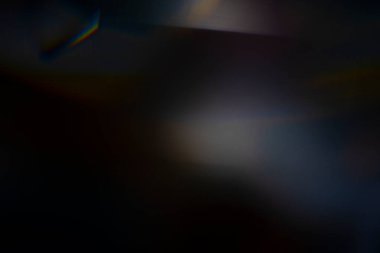 Fotoğraf kaplaması için kristal ışık sızıntısı etkisi. Prizma mercekleri, siyah arka planda parlak, renkli ve büyülü ışıklarla soyut Bokeh 'i aydınlatır..