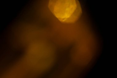 Fotoğraf kaplaması için kristal ışık sızıntısı etkisi. Prizma mercekleri, siyah arka planda parlak, renkli ve büyülü ışıklarla soyut Bokeh 'i aydınlatır..