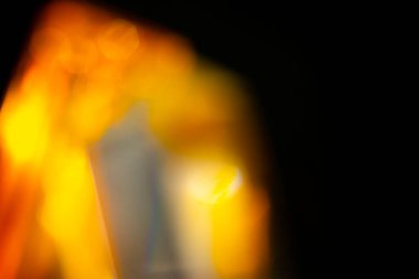 Fotoğraf kaplaması için kristal ışık sızıntısı etkisi. Prizma mercekleri, siyah arka planda parlak, renkli ve büyülü ışıklarla soyut Bokeh 'i aydınlatır..