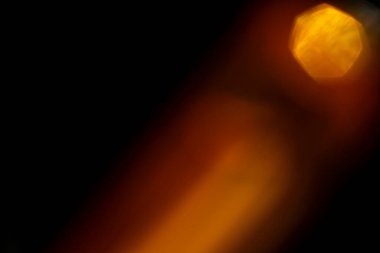 Fotoğraf kaplaması için kristal ışık sızıntısı etkisi. Prizma mercekleri, siyah arka planda parlak, renkli ve büyülü ışıklarla soyut Bokeh 'i aydınlatır..