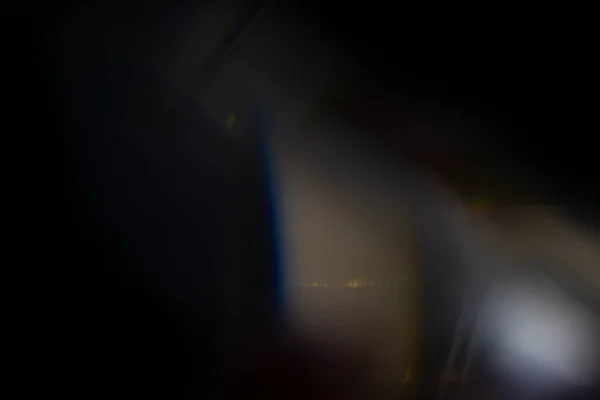 写真オーバーレイ用のクリスタルライトリーク効果 プリズムレンズフレアボケ抽象的な黒を背景に輝き カラフルで魔法の光 — ストック写真