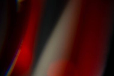 Fotoğraf kaplaması için kristal ışık sızıntısı etkisi. Prizma mercekleri, siyah arka planda parlak, renkli ve büyülü ışıklarla soyut Bokeh 'i aydınlatır..