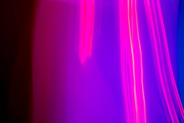 Siyah üzerine neon ışığı hareketi. Renkli soyut ışık arkaplanı. Arkaplan olarak tasarım için parlak ışık ve yaratıcı bir projeyi güzelleştirmek için üst üste.