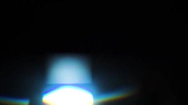 Işık sızıntısı prizması, yaratıcı ses sunumu için görüntüleri örtüyor. Anamorfik ışık efektiyle güzelleştirme projesi. Doğal mercek canlandırmayı canlandırır.