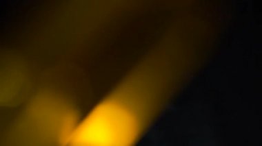 Işık sızıntısı prizması, yaratıcı ses sunumu için görüntüleri örtüyor. Anamorfik ışık efektiyle güzelleştirme projesi. Doğal mercek canlandırmayı canlandırır.