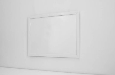 Duvarda asılı olan çerçeve modeli. Model poster ve baskı tasarımı için minimalist iç tasarım. beyaz tahta çerçeve beyaz duvar arkaplanı.