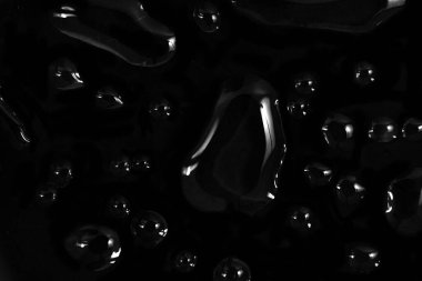 Su damlaları siyah arkaplanda. Fotoğraf kaplama efekti için pencere camındaki çiğ damlacıkları ya da içecek modelleri üzerinde taze etki yaratmak için.