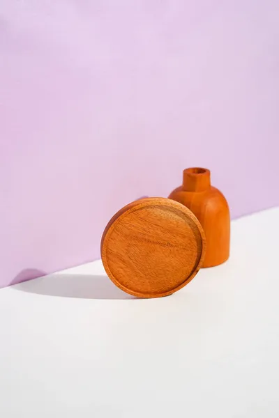 Una Tovaglietta Legno Con Una Bottiglia Decorativa Legno Dietro Riprese — Foto Stock