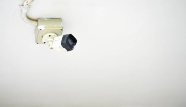 Ponorogo, Endonezya - 112 2021: Beyaz çatıya beyaz bir CCTV monte edildi. Güvenlik kamerası. arkaplan sunumu için uygun kopya alanı olan bir nesne görüntüsü.