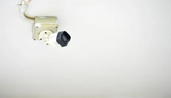 Ponorogo Indonézia 2021 Fehér Cctv Fehér Tetőn Egy Biztonsági Kamera — Stock Fotó