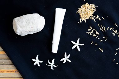 Kozmetik şişe paketleme seti ve yüz bakımı. Paketleme tasarımı önizlemesi için beyaz güzellik ürünleri kabı