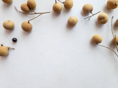Typography background ve text design için longan meyvesinin bileşimi. Duvar kağıdı için taze meyve aranjmanı