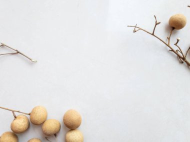 Typography background ve text design için longan meyvesinin bileşimi. Duvar kağıdı için taze meyve aranjmanı