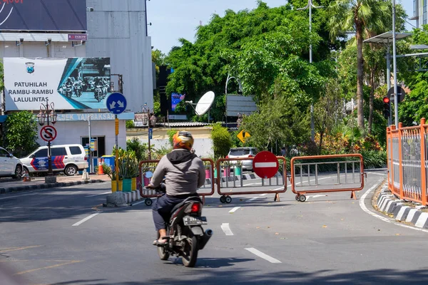Surabaya, Jawa Timur / Endonezya - 09 28 2020: Covid-19 salgını sırasında birçok erişim yolu kapatıldı. Hükümet Surabaya şehrini tecrit altına aldı..