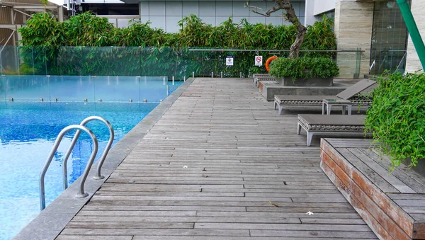 Yüzme Havuzu Tırabzan Ahşap Güverte Yüzme Yaz Fotoğrafçılığının Tadını Çıkarma — Stok fotoğraf