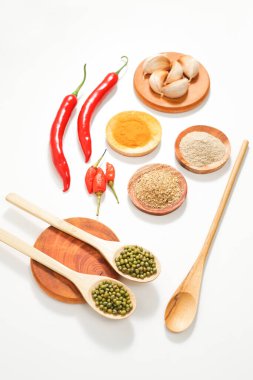 Beyaz masada hazırlanmış çeşitli baharat ve otlar. Yiyecek çeşnisi tarifleri en çok tepeden bakıldığında kullanılır. Sosyal medya veya web sitesi sunumu için uygun.