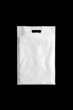 Model tasarım önizlemesi için siyah arkaplanda izole edilmiş beyaz plastik çanta