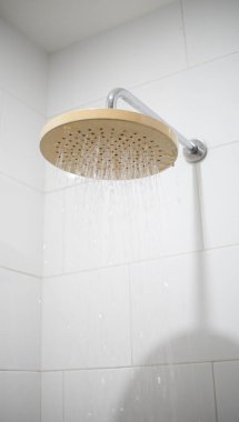 Kafa banyosu musluğundan akan su. Estetik banyo içi su döküyor. Inspo ve duvar kağıtları için minimalist iç mimari.