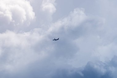 Gökyüzünde güzel bulut kümeleri. Tasarım, sunumlar, duvar kağıtları vs. için doğa arka planı. Bulutlu manzara fotoğrafçılığı