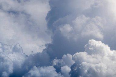 Gökyüzünde güzel bulut kümeleri. Tasarım, sunumlar, duvar kağıtları vs. için doğa arka planı. Bulutlu manzara fotoğrafçılığı