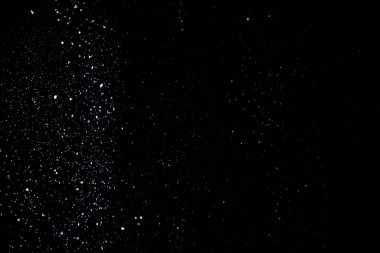 Siyah üzerine karla kaplanmış fotoğraf. Kış mevsimi etkisi yaratmak için soyut kar dokusu. Kar fırtınasının gerçekçi etkisi.