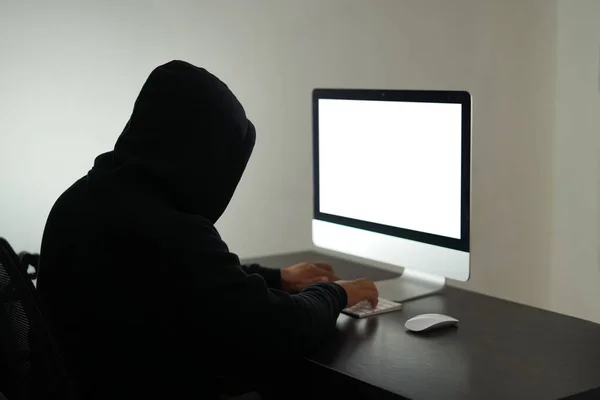 Unidentified Hacker Wearing Black Hoodie Sitting Front White Blank Screen — Foto Stock