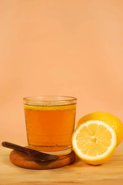 Uma Xícara Chá Laranja Prato Madeira Uma Foto Bebida Para — Fotografia de Stock