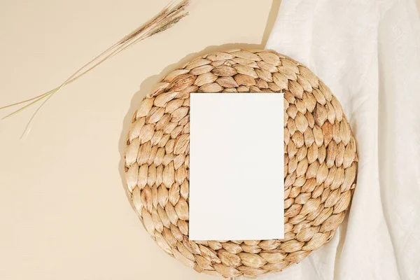 Papel Blanco Blanco Sobre Mimbre Decorado Con Paja Tela Una —  Fotos de Stock