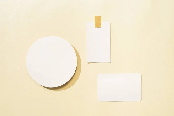 Blanco Vellen Papier Een Afgerond Voorwerp Een Lay Out Compositie — Stockfoto