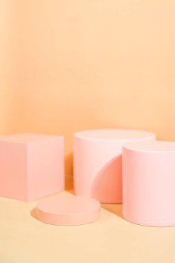 Pembe renkli, minimalist tarzda ürün platformu düzenlemesi. Kozmetik, cilt bakım ürünleri veya diğer ürünleri göstermek için boş bir podyumu olan moda ekran düzeni.