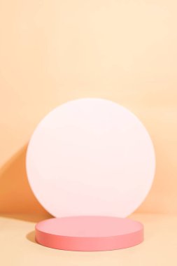 Pembe renkli, minimalist tarzda ürün platformu düzenlemesi. Kozmetik, cilt bakım ürünleri veya diğer ürünleri göstermek için boş bir podyumu olan moda ekran düzeni.