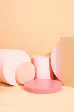 Pembe renkli, minimalist tarzda ürün platformu düzenlemesi. Kozmetik, cilt bakım ürünleri veya diğer ürünleri göstermek için boş bir podyumu olan moda ekran düzeni.