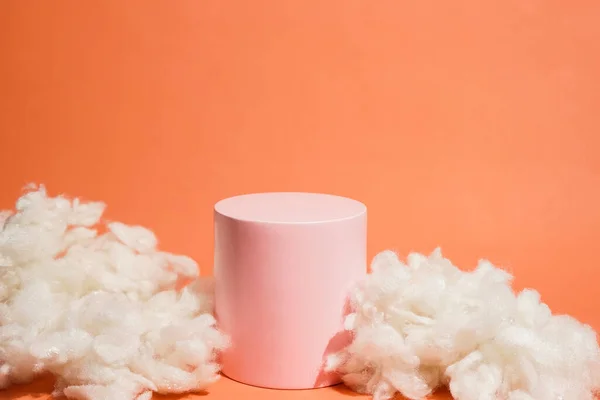Disposición Plataforma Del Producto Color Pastel Rosa Decorado Con Algodón —  Fotos de Stock