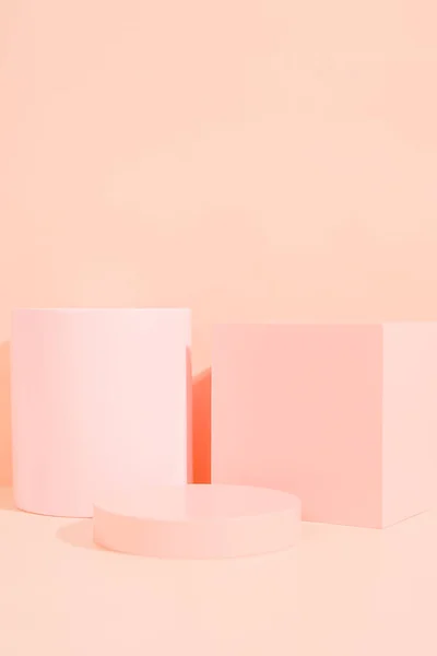 Pembe Renkli Minimalist Tarzda Ürün Platformu Düzenlemesi Kozmetik Cilt Bakım — Stok fotoğraf