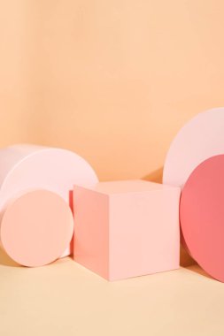 Pembe renkli, minimalist tarzda ürün platformu düzenlemesi. Kozmetik, cilt bakım ürünleri veya diğer ürünleri göstermek için boş bir podyumu olan moda ekran düzeni.