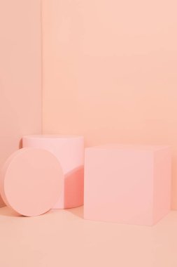Pembe renkli, minimalist tarzda ürün platformu düzenlemesi. Kozmetik, cilt bakım ürünleri veya diğer ürünleri göstermek için boş bir podyumu olan moda ekran düzeni.