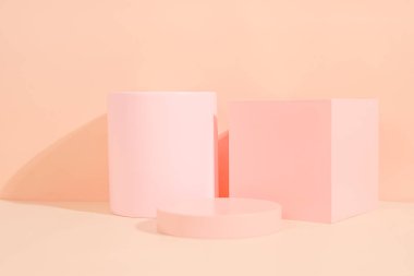 Pembe renkli, minimalist tarzda ürün platformu düzenlemesi. Kozmetik, cilt bakım ürünleri veya diğer ürünleri göstermek için boş bir podyumu olan moda ekran düzeni.