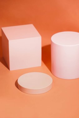 Pembe renkli, minimalist tarzda ürün platformu düzenlemesi. Kozmetik, cilt bakım ürünleri veya diğer ürünleri göstermek için boş bir podyumu olan moda ekran düzeni.
