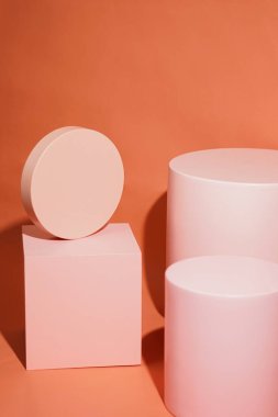 Pembe renkli, minimalist tarzda ürün platformu düzenlemesi. Kozmetik, cilt bakım ürünleri veya diğer ürünleri göstermek için boş bir podyumu olan moda ekran düzeni.
