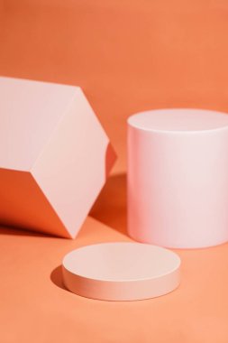 Pembe renkli, minimalist tarzda ürün platformu düzenlemesi. Kozmetik, cilt bakım ürünleri veya diğer ürünleri göstermek için boş bir podyumu olan moda ekran düzeni.
