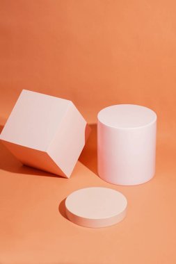 Pembe renkli, minimalist tarzda ürün platformu düzenlemesi. Kozmetik, cilt bakım ürünleri veya diğer ürünleri göstermek için boş bir podyumu olan moda ekran düzeni.