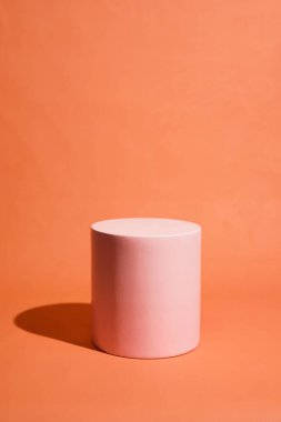Pembe renkli, minimalist tarzda ürün platformu düzenlemesi. Kozmetik, cilt bakım ürünleri veya diğer ürünleri göstermek için boş bir podyumu olan moda ekran düzeni.